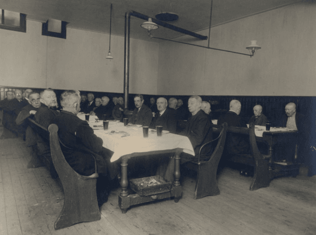 Groepsportret van bewoners in de eetzaal van het Oude Mannenhuis, 1933, Collectie Stadsarchief Breda, 19550220