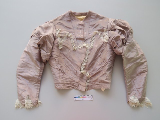 Lijfje van japon na behandeling