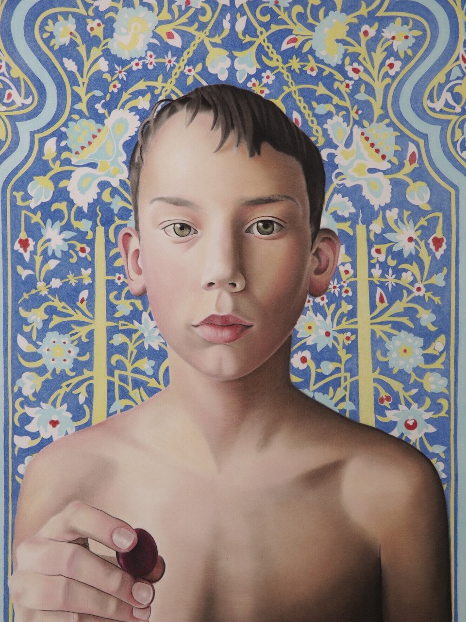 Jongen met rode vrucht