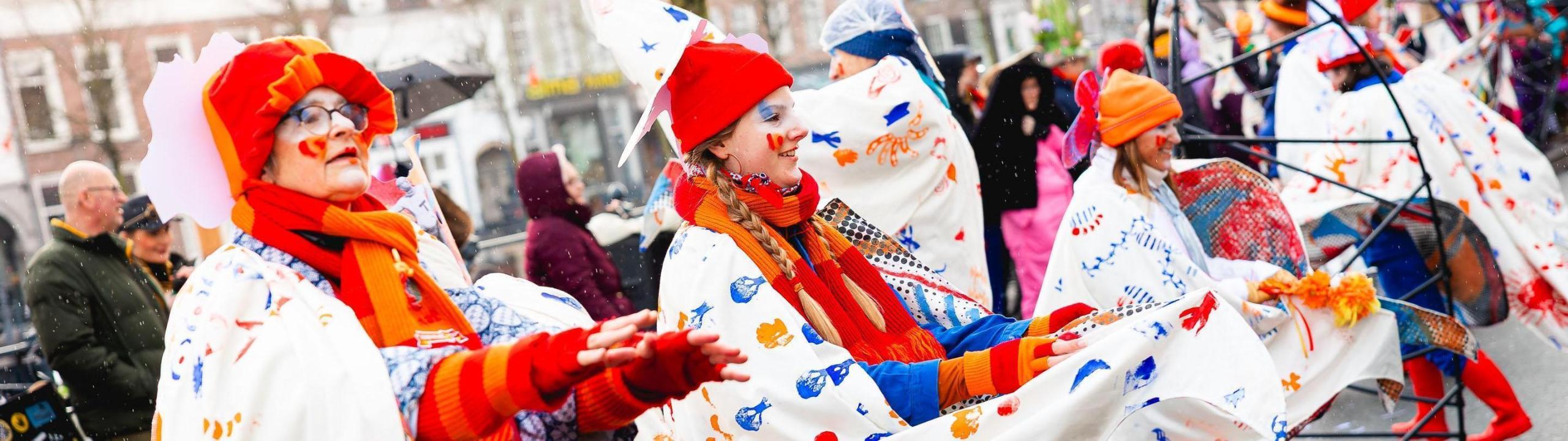 De Parade trekt door de stad!