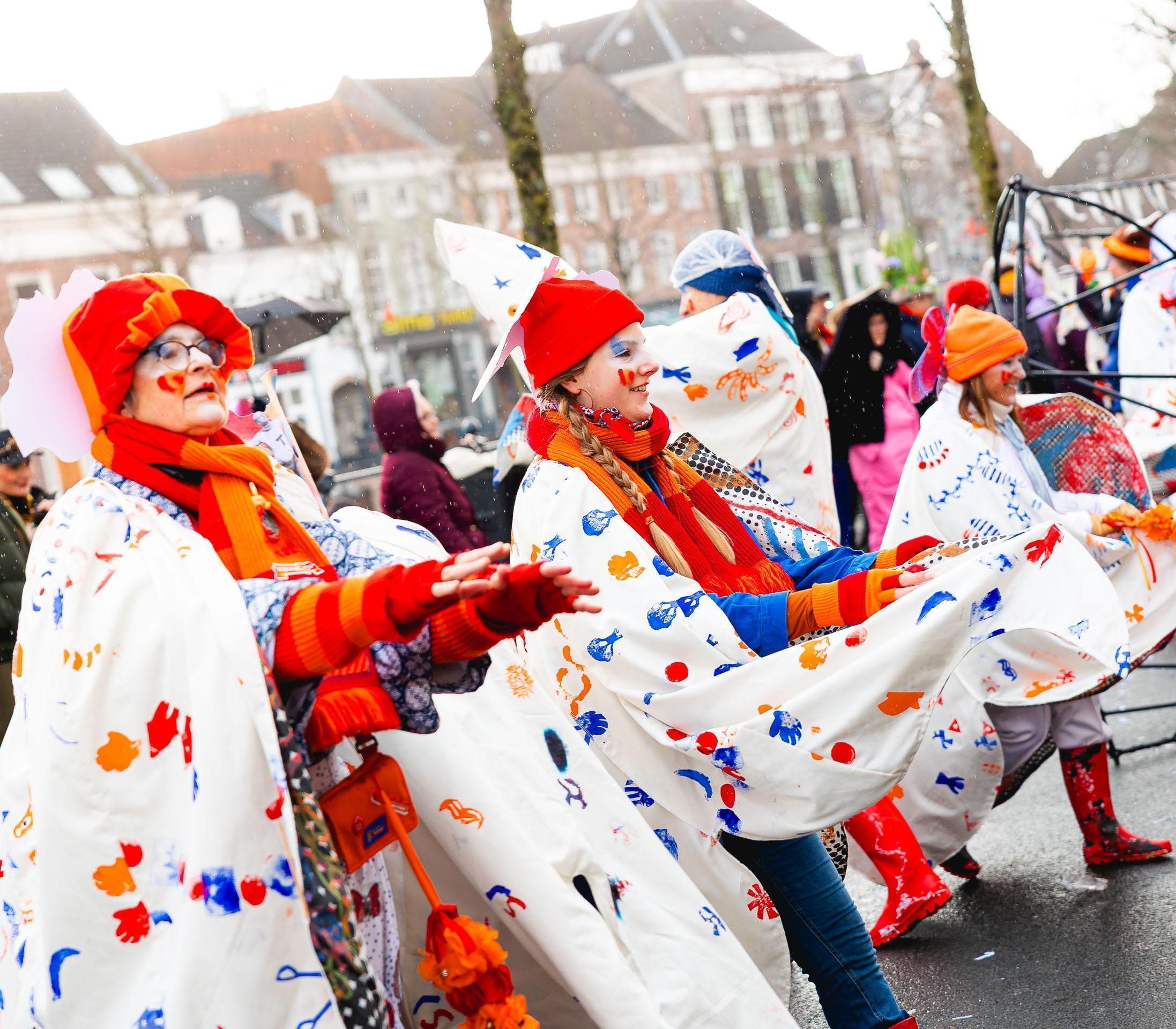 De Parade trekt door de stad!